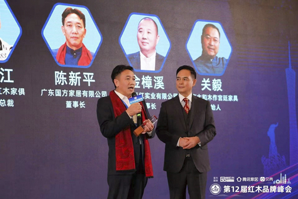 国方家居董事长陈新平（左）接受中央电视台军事节目主持人唐剑（右）采访