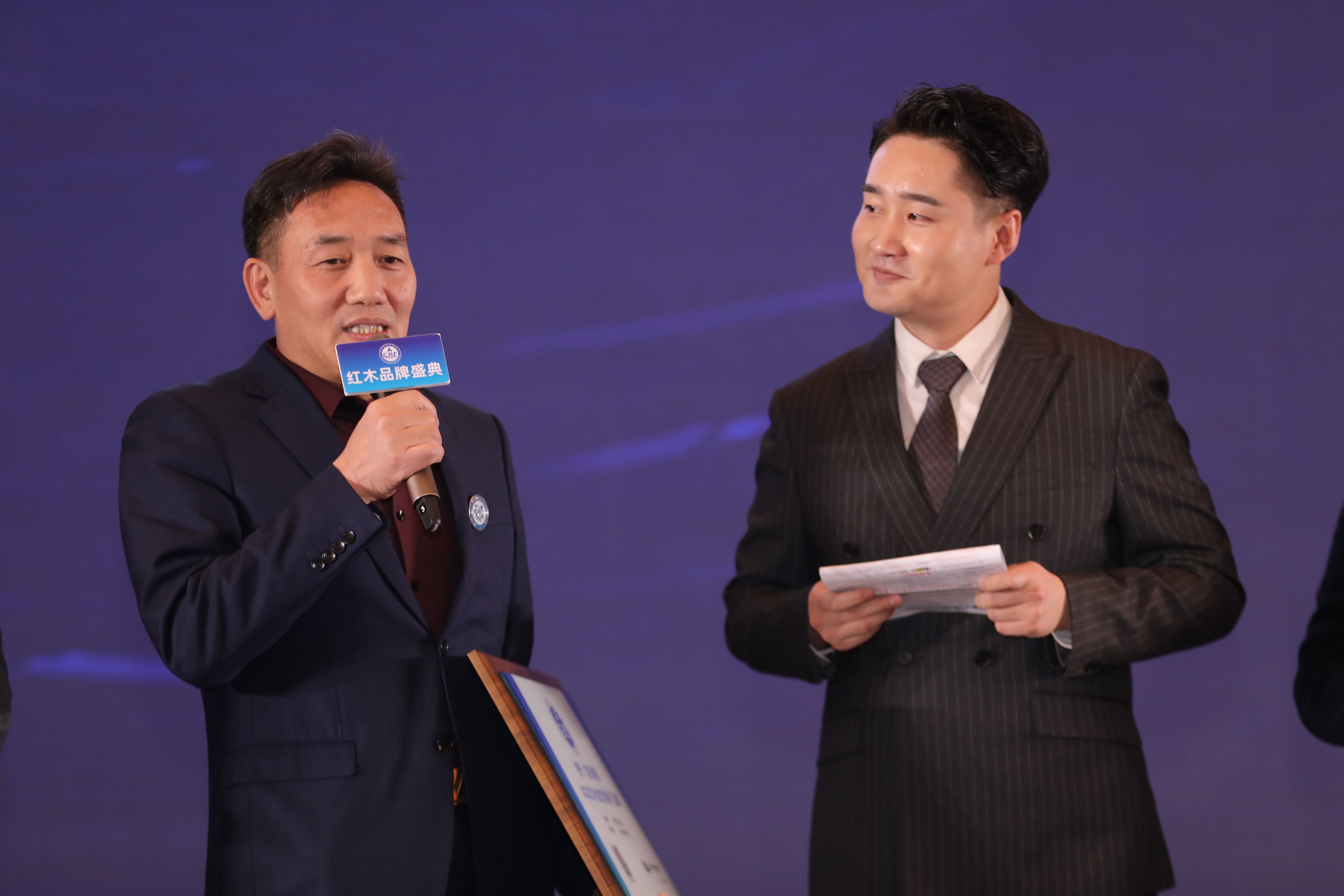 国方家居董事长陈新平（左）接受央视主持人席恺（右）台上采访