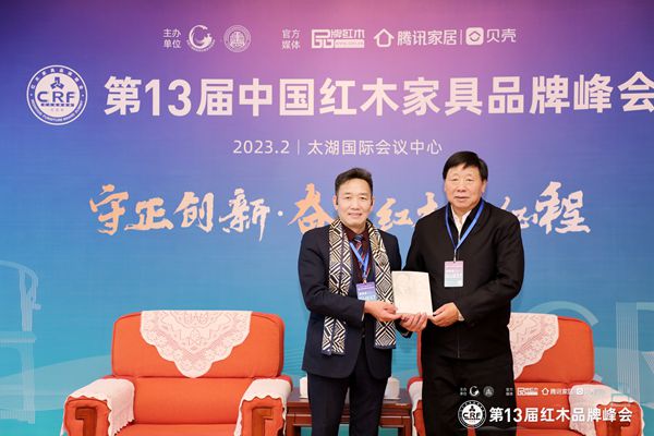 中共第十八届中央委员、全国政协文化文史与学习委员会副主任叶小文（右）向优秀红木家具企业代表国方家居董事长陈新平（左）赠送个人著作