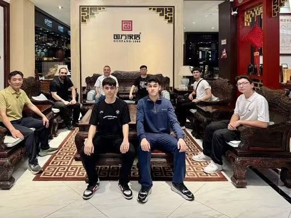 红木牵线促交流｜土耳其青年交流团相聚国方家居共赏传统工艺之美