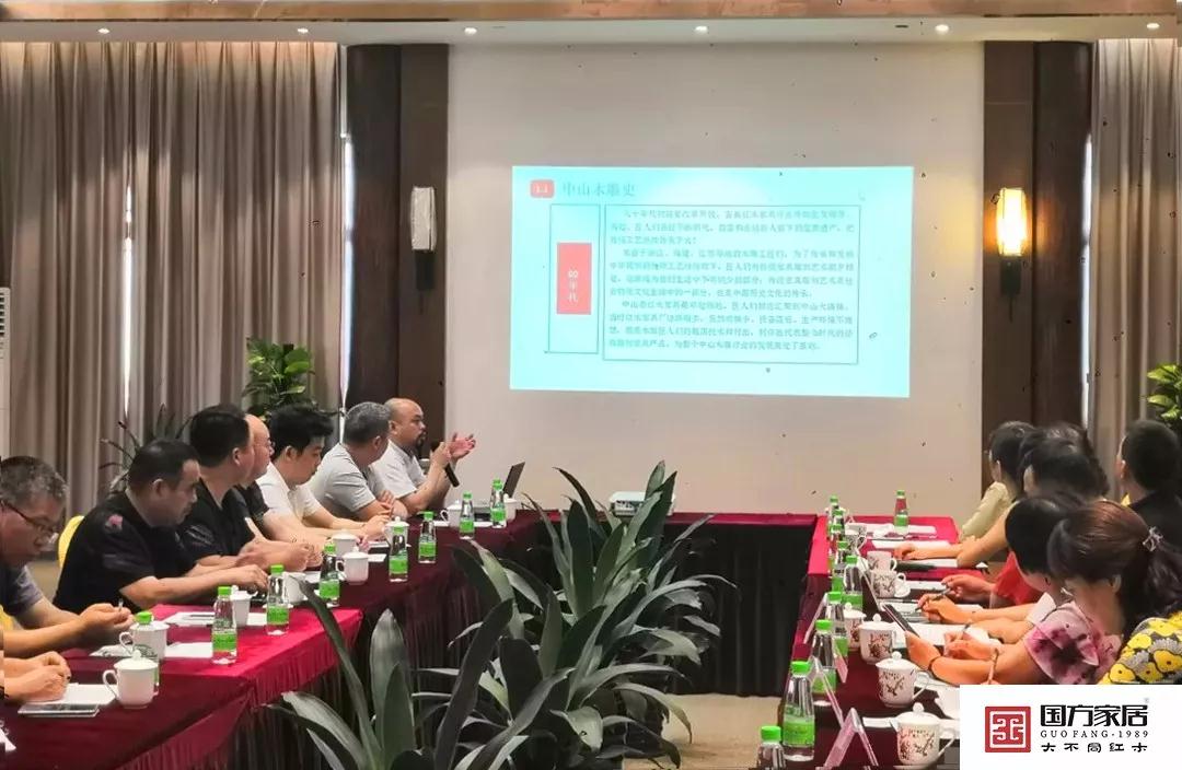 木雕专业委员会主任、国方家居工艺总监陈正民介绍木雕产业发展状况