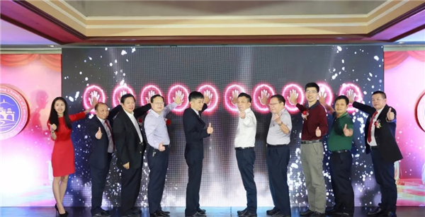 浙江省工商联秘书长林建良、顺德区委常委谢顺辉、原阳江市委常委、军分区司令员陈晓虹、顺德区两办主任王光、顺德浙江商会会长吴志藩、顺德浙江商会常务副会长兼侯选书记周华铨等领导上台共同见证广东顺德浙江商会成立大会启动仪式
