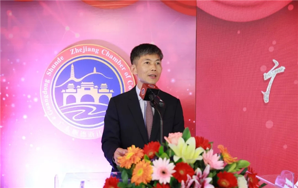 顺德区委常委谢顺辉在商会成立大会上致辞