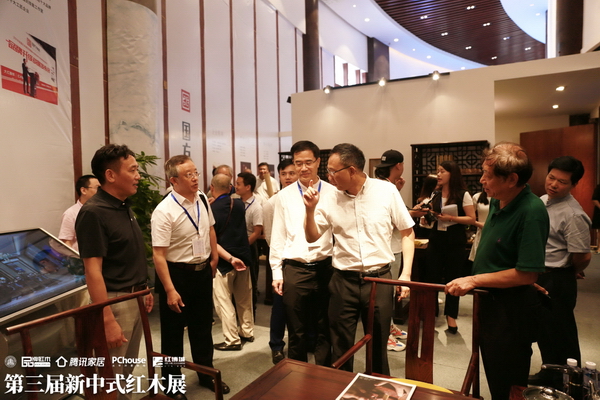 全国工商联第十一届执委宋建文（右一）、中山市大涌镇党委书记郭丛枢（右二）、广东省家具协会会长王克（左三）、华南农业大学博士生导师李凯夫（左二）莅临国方家居展馆参观，国方家居董事长陈新平（左一）热情接待