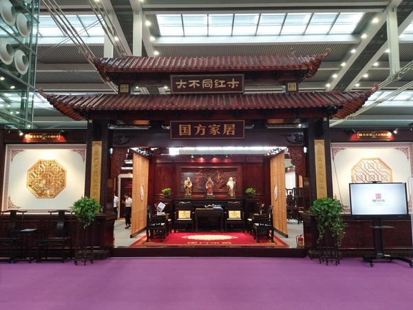 国方家居连续三年参加深圳红木展，展馆设计大气磅礴