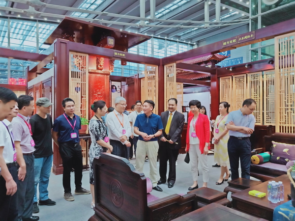 国方家居深圳展展馆吸引了大批专家领导、专家买家和红木爱好者进馆参观品鉴