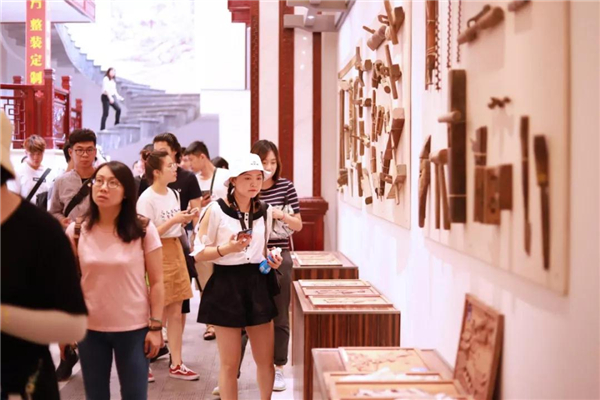 北京工业大学耿丹学院产品设计专业师生一行到国方家居学习参观