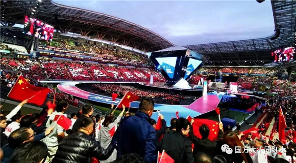 第45届世界技能大赛闭幕式现场，中国观众激动挥舞着国旗