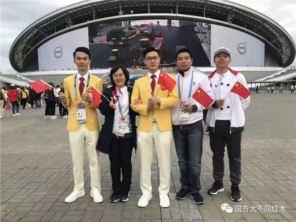 翟梓曦(右三）与导师、队友在比赛现场合影留念
