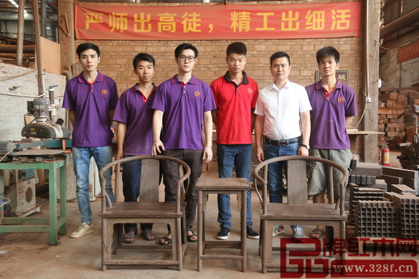 翟梓曦（左三）在国方家居实习期间的合影 