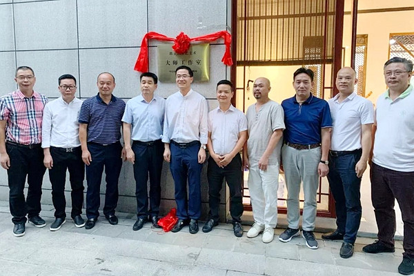由中山市人力资源和社会保障局颁发的陈正民工艺美术大师工作室正式挂牌