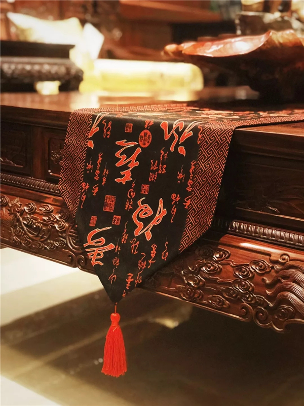 红色桌旗是较经典的款式，代表着喜庆与高贵