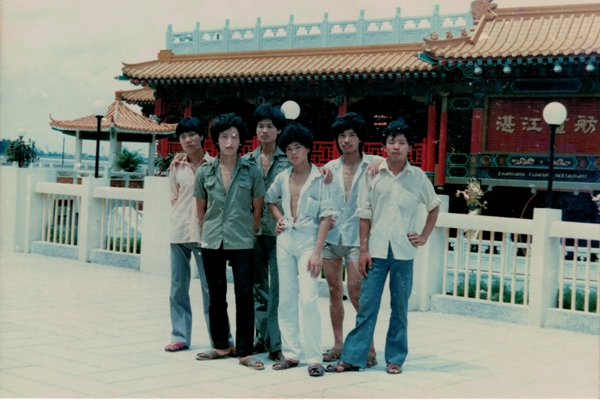 1989年，在陈新平（左二）的倡议和组织下，杜世春（右一）、陈正民（左四）等人的积极响应下，“大不同”工作队正式成立。照片摄于1989年湛江画舫