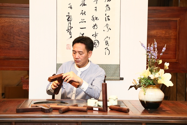 当了一年多厂长后，陈新平开始信念涌动，初试创业