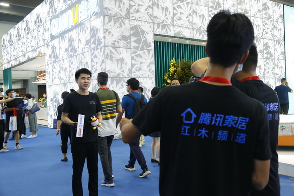 腾讯家居红木直击广州建博会第一现场，带领线上观众近距离观看建博会