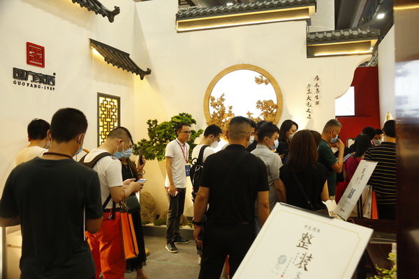 国方家居在建博会的中式原木整装展位吸引大量观众参观咨询