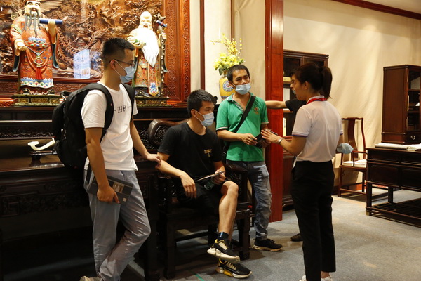 国方家居在建博会的中式原木整装展位吸引大量观众参观咨询