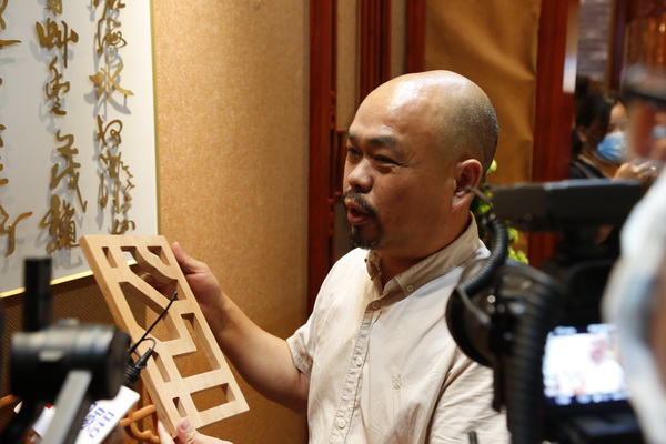 国方家居工艺总监陈正民通过样板对比介绍国方家居的工艺标准